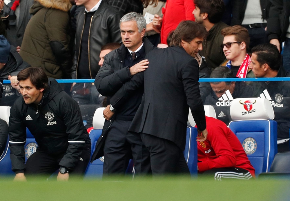 HLV Manchester United và người đồng nghiệp bên kia chiến tuyến Antonio Conte có màn chào hỏi xã giao trước trận. Ảnh: Internet.