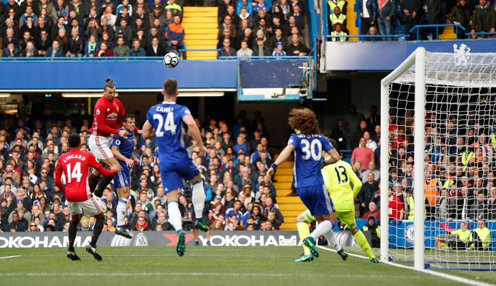 Sau bàn thua, đội khách tràn lên tấn công nhưng các pha hãm thành lại chẳng cho thấy sự hiệu quả. Ảnh: Internet.