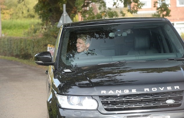 Tiền vệ lão tướng Schweinsteiger lái chiếc Range Rover màu đen. Anh chưa thi đấu cho MU trận nào ở Premier League mùa này. Ảnh: Internet.