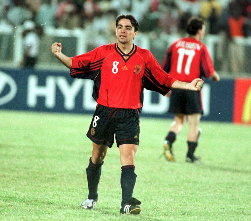 Xavi Hernandez: Năm 1999, Xavi là thành viên tuyển U20 Tây Ban Nha lần đầu vô địch U20 thế giới. Một năm sau, huyền thoại xứ bò tót cùng đồng đội giành huy chương bạc tại Olympic Sydney 2000. Năm 1999 còn xuất hiện một số ngôi sao như Ronaldinho (ghi 3 bàn thắng cho Brazil), Roque Santa Cruz, Peter Crouch và Diego Forlan. Ảnh: Internet.