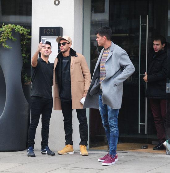 Neymar được nhiều fan Anh nhận ra và đề nghị selfie sau khi rời khỏi nhà hàng Tozi của Italy tại thủ đô London hôm đầu tuần. Ảnh: Internet.