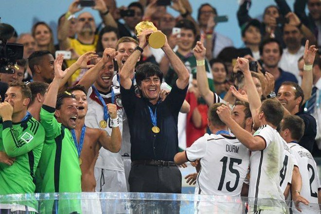 Loew nâng cao chiếc cúp vô địch World Cup 2014 cùng tuyển Đức. Ảnh: Internet.