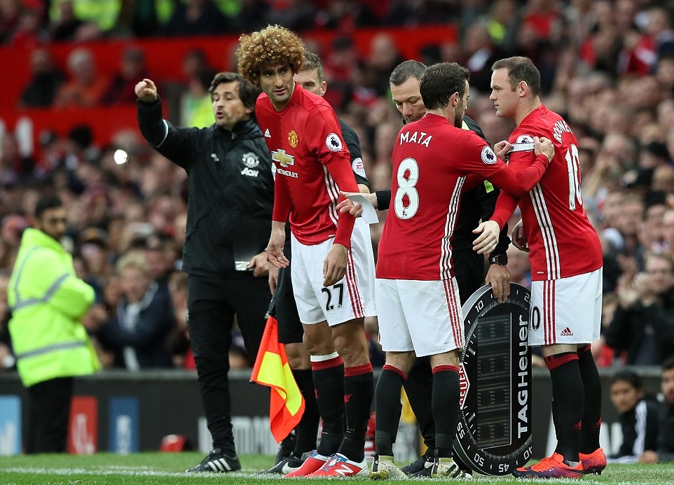 Những nỗ lực thay đổi gần như là tuyệt vọng của đội chủ sân Old Trafford. Ảnh: Internet.