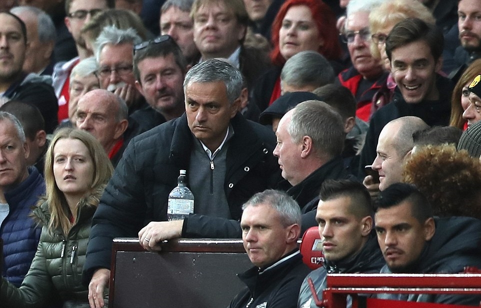 Và như một hệ quả tất yếu, nhà cầm quân người Bồ Đào Nha phải đổi chỗ ngồi từ băng ghế huấn luyện lên khán đài. Ảnh: Internet.