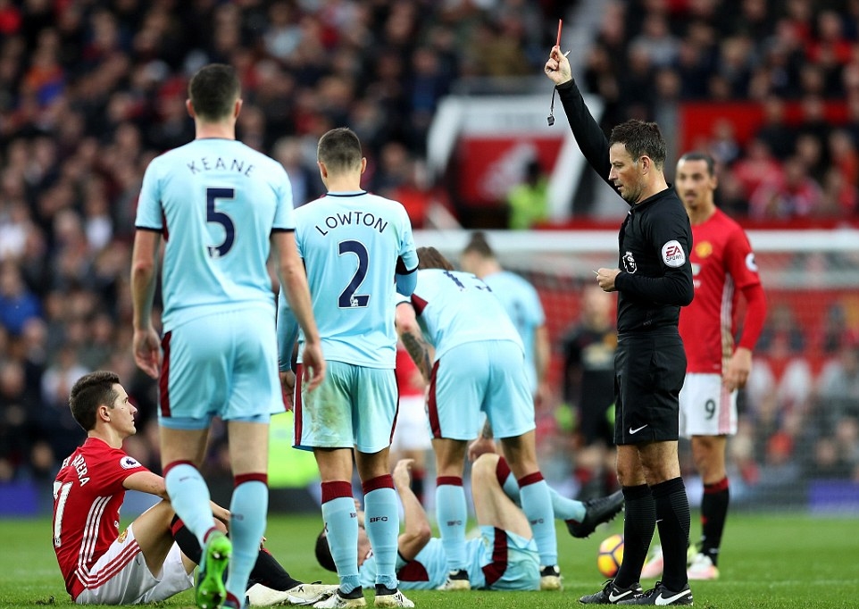 Mọi thứ càng trở nên khó khăn hơn khi Ander Herrera nhận thẻ vàng thứ hai đồng nghĩa với một chiếc thẻ đỏ. Ảnh: Internet.