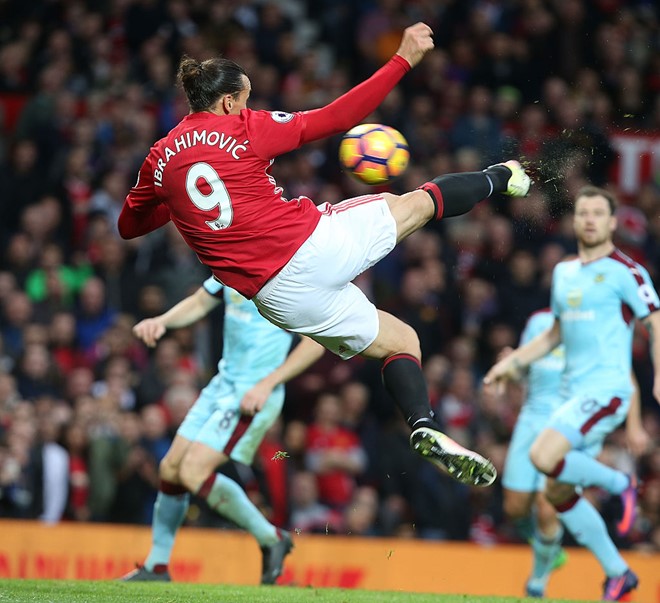 Ibrahimovic bất lực trước khung thành Burnley. Ảnh: Internet.
