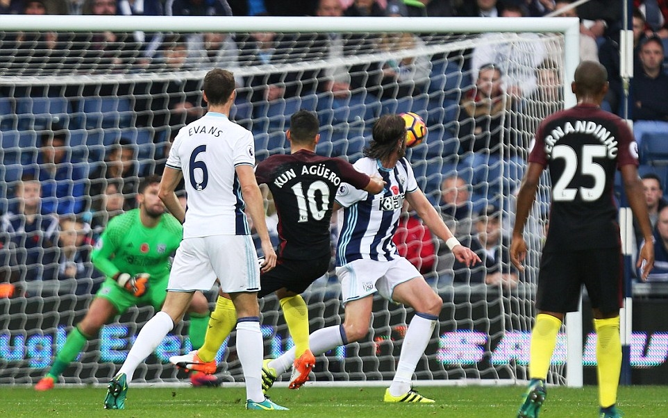 Phút 28, từ pha lộn xộn ngoài vòng cấm, lại là Aguero dứt điểm quyết đoán nhân đôi cách biệt. Ảnh: Internet.