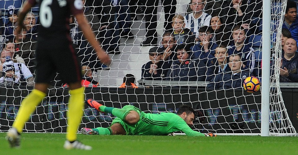 Thủ thành Ben Foster đã không có cơ hội nào trong pha bóng này. Ảnh: Internet.