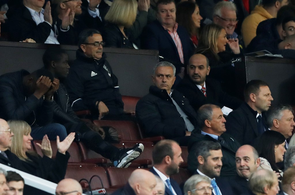 Ánh mắt sắc lạnh của Mourinho hướng về cái ôm đầu của tài năng trẻ Timothy Fosu-Mensah. Ảnh: Internet.