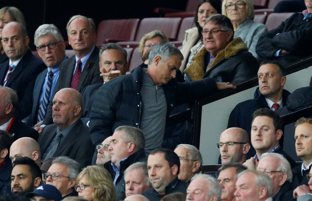 Tương lai của Mourinho tại Old Trafford đang đứng trước dấu hỏi lớn. Không ít cổ động viên Quỷ đỏ lên tiếng kêu gọi ban lãnh đạo sa thải "Người đặc biệt". Ảnh: Internet.