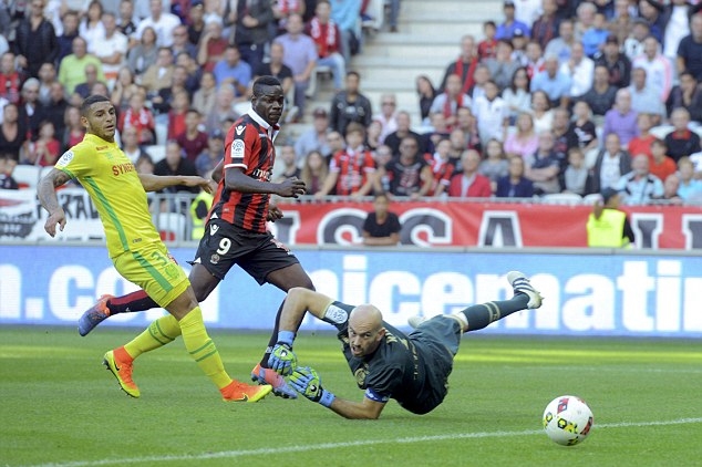 Tới phút 27, đích thân Balotelli nhân đôi cách biệt với cú vẩy má ngoài chuẩn xác. Ảnh: Internet.