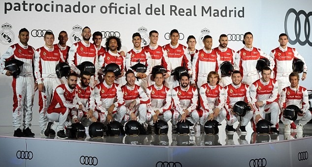 Cũng trong đợt nhận xe, dàn sao Real Madrid tham gia cuộc đua go-kart. Ảnh: Internet.