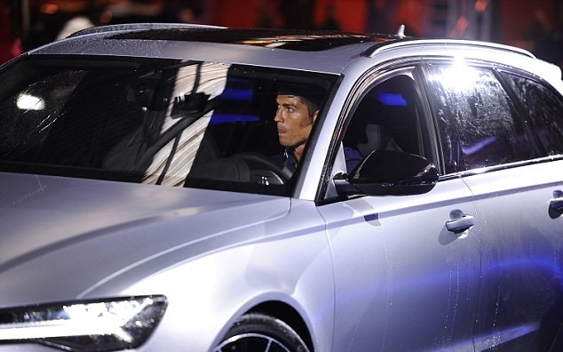 CR7 trải nghiệm xe mới. Xét về giá tiền, chiếc xe này chỉ đứng ở khu vực cuối bảng trong bộ sưu tập đắt giá của Ronaldo. Ảnh: Internet.