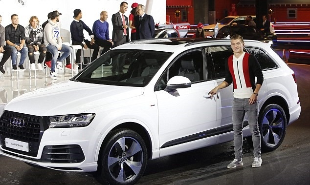 Toni Kroos bên cạnh chiếc Q7 3.0 TDI 272 CV Sport. Đây là phiên bản xe được 9 cầu thủ khác lựa chọn. Hồi giữa tháng 10, Kroos cũng gia hạn hợp đồng với Real đến năm 2022, hưởng lương gấp đôi. Anh là cầu thủ Đức sở hữu thu nhập cao nhất hiện nay. Ảnh: Internet.
