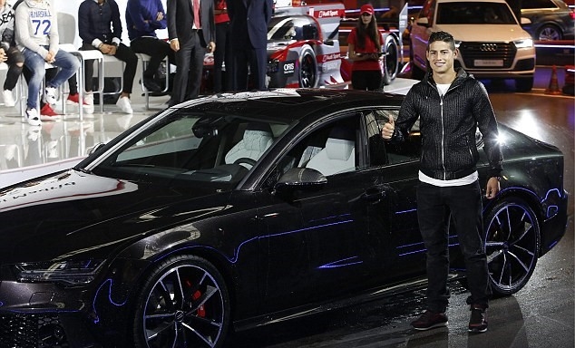James Rodriguez tươi cười bên xe mới. Mùa này ngôi sao Colombia đã thi đấu 9 trận trên các đấu trường, ghi 1 bàn thắng và kiến tạo 7 lần. Ảnh: Internet.