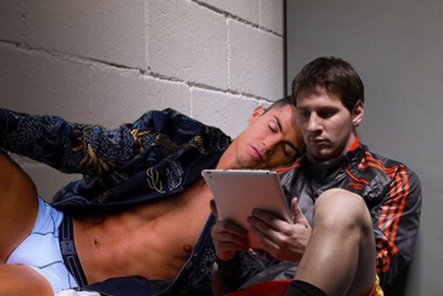 CR7 hạnh phúc bên M10. Ảnh: Internet.