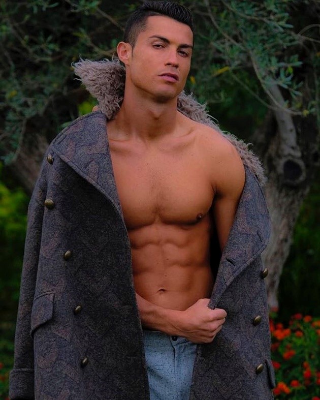 Cách đây mấy hôm, CR7 làm xiêu lòng fan nữ khi đăng hình cởi trần, khoác áo cổ lông. Ảnh: Internet.