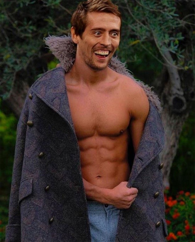 Thấy vậy, Peter Crouch đăng trên Twitter: "Mọi người có muốn tôi chụp ảnh theo phong cách này không?" Thế là các fan cho anh toại nguyện. Ảnh: Internet.