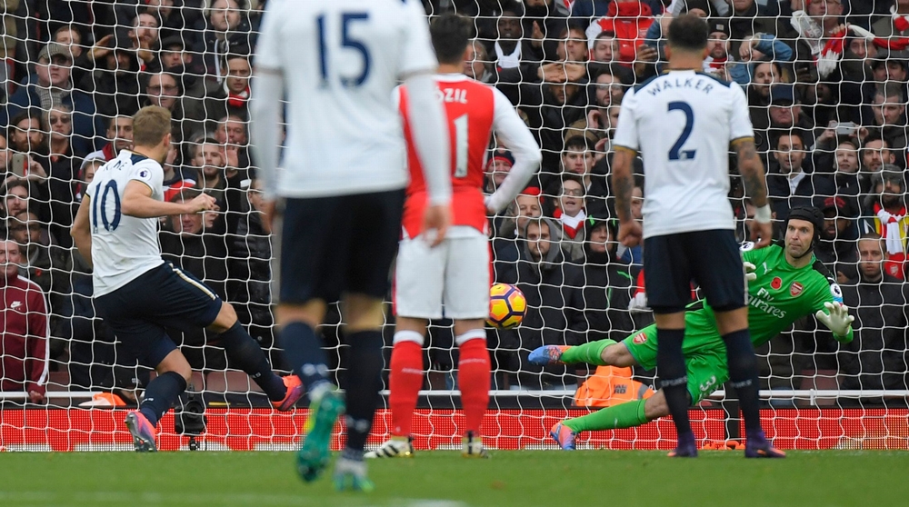 Nhưng dù gì cũng không thể thay đổi được quyết định của trọng tài. Harry Kane dễ dàng đánh bại Petr Cech gỡ hòa 1-1 cho Tottenham. Ảnh: Internet.