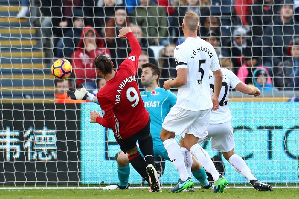 Ibrahimovic hoàn thành cú đúp vào phút 33 sau pha phối hợp với Wayne Rooney. Ảnh: Internet.