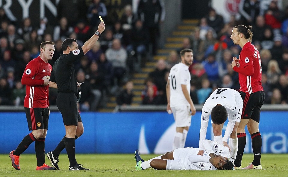 Điều đáng tiếc duy nhất có lẽ là việc chân sút chủ lực Ibrahimovic sẽ phải vắng mặt ở trận gặp Arsenal ở lượt trận sau. Ảnh: Internet.