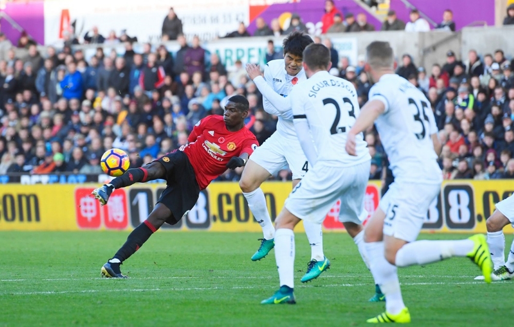 Phút 15, từ một tình huống phá bóng của các cầu thủ Swansea, Paul Pogba tung cú demi volley căng và hiểm mở tỷ số trận đấu. Ảnh: Internet.