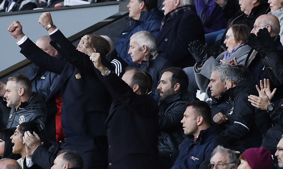 Trên khán đài, mặc cho phó chủ tịch điều hành Ed Woodward vui mừng với bàn mở tỷ số. HLV Jose Mourinho lại bày ra một bộ mặt lạnh tanh. Ảnh: Internet.