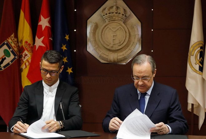 Ronaldo ký hợp đồng mới với Real Madrid. Ảnh: Real Madrid.