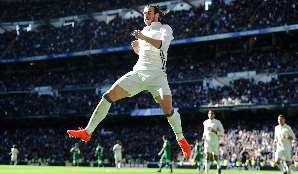6. Gareth Bale (Real Madrid): Ngôi sao xứ Wales đang dần chứng tỏ vai trò nổi bật cùa mình ở đội bóng Hoàng gia. Ngày càng có nhiều người tin rằng, tiền đạo 27 sắp vượt mặt người đồng đội Cristiano Ronaldo. Tuy thế nếu muốn thực hiện điều này, cựu cầu thủ tottenham phải đóng góp nhiều hơn trong khâu ghi bàn. Hiện Bale đã có cho mình 5 bàn thắng ở La Liga và con số này nhảy lên 7 trên khắp các mặt trận. Ảnh: Internet.