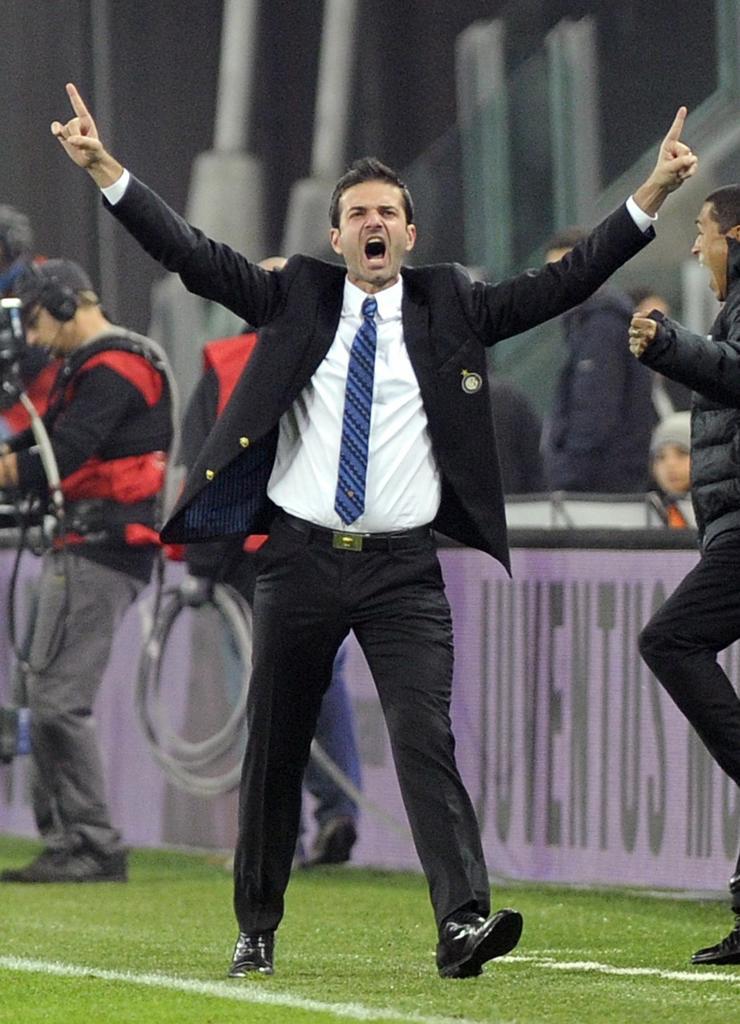 5. Andrea Stramaccioni (2012-2013/65 trận): Sau khi sa thải 'gã thợ hàn' Ranieri, Inter Milan bổ nhiệm HLV đội trẻ Andrea Stramaccioni lên ngôi ghế nóng. Dù khá thành công với việc giúp Nerazzurri cán đích ở vị trí thứ sáu Serie A và lọt vào vòng 1/16 Champions League. Nhưng ở mùa giải tiếp đó, việc không có một đội hình chất lượng cùng khả năng xoay sở tốt. Stramaccioni đánh mất niềm tin của ban lãnh đạo và bị sa thải vào ngày 24/05/2013. Ảnh: Internet.