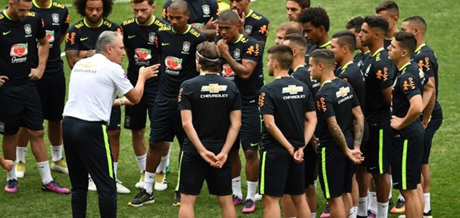 HLV Tite dùng cả đạo quân để chống Messi. Ảnh: Internet.