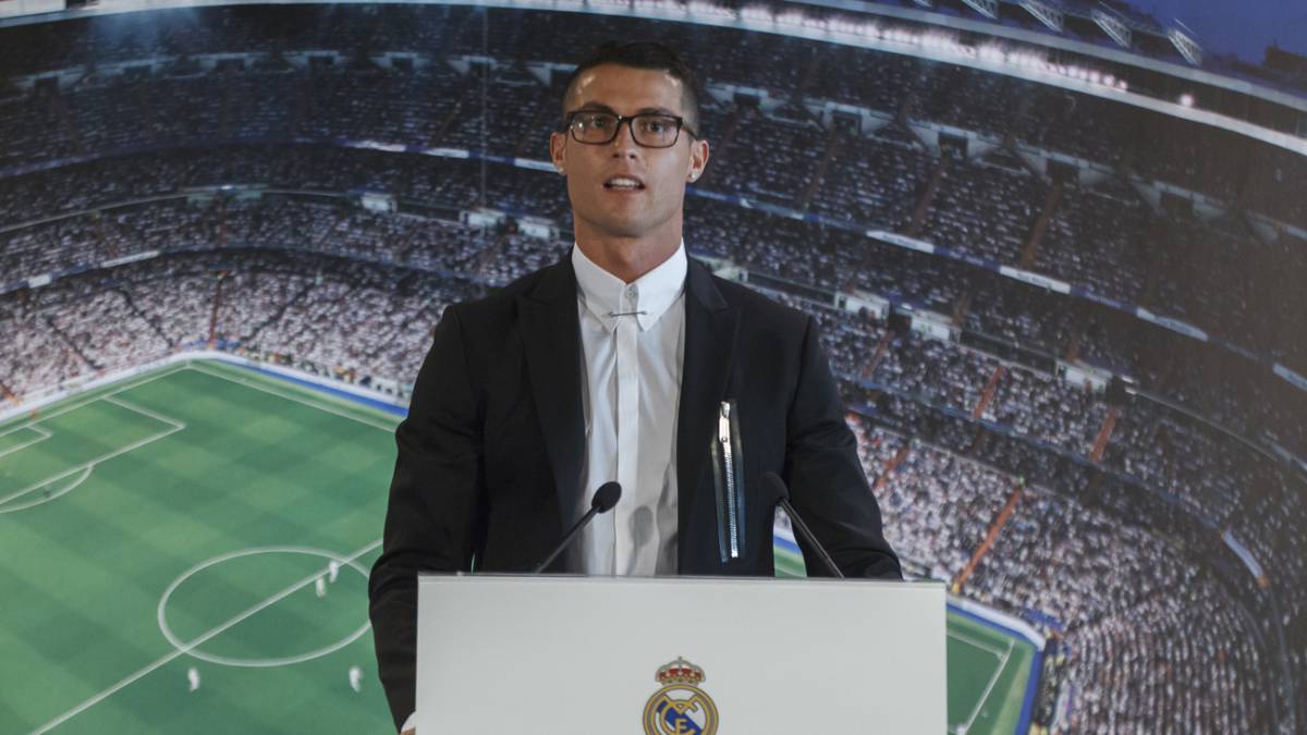 Real Madrid gia hạn hợp đồng với Cristiano Ronaldo đến năm 2021. Ảnh: Internet.