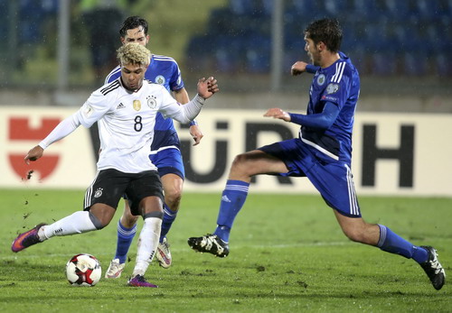 Serge Gnabry (8) ghi hat-trick cho tuyển Đức.