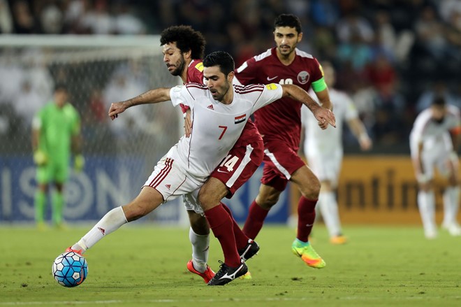 Qatar (áo đỏ) cũng không khá hơn Trung Quốc là mấy.