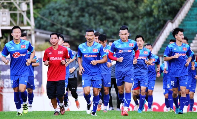 Chiều 15/11, tuyển Việt Nam đã có buổi tập đầu tiên trên sân Aung Sang (Yangon), cách khách sạn đội ở chừng 20 phút di chuyển bằng xe buýt. Tiền vệ Tuấn Anh là người duy nhất vắng mặt khi anh chưa hoàn toàn hồi phục chấn thương ở khớp gối. Ảnh: VFF.