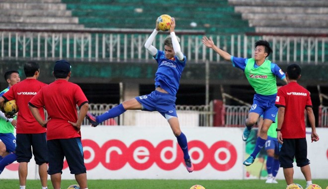 HLV Hữu Thắng để toàn đội tập nhẹ, thư giãn để giải phóng sức ỳ. Ông cho các cầu thủ tập ném bóng nhằm giúp các thành viên trở nên hoạt bát hơn, liên lạc với nhau tốt hơn trên sân. Đây là bài tập bổ trợ rất tốt cho chuyên môn. Ảnh: VFF.