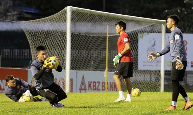 Trợ lý Võ Văn Hạnh hướng dẫn 3 thủ môn Trần Nguyên Mạnh, Huỳnh Tuấn Linh và Đặng Văn Lâm tập ở một góc sân. Ảnh: VFF.