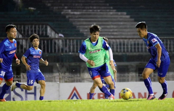 Sau đó, chiến lược gia xứ Nghệ cho các thành viên xử lý ít chạm bằng bài tập phối hợp nhóm. Trong thời gian 1h đồng hồ, HLV Hữu Thắng liên tục cho học trò thực hiện nhiều bài khác nhau để tránh nhàm chán. Ảnh: VFF.