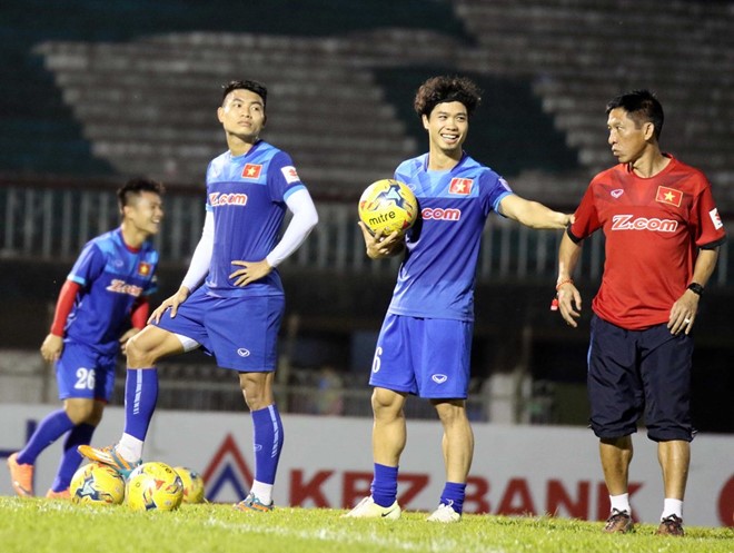 Công Phượng, Quang Huy tập đá penalty. Đây là lần đầu, chân sút của Mito Hollyhock dự giải đấu số một khu vực. Nhưng nhiều khả năng, anh chỉ đóng vai trò dự bị. Ảnh: VFF.
