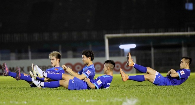 Cuối buổi, toàn bộ thành viên tập thả lỏng, căng cơ dưới sự hướng dẫn của chuyên gia Martin Forkel. Ngày 16/11, đội sẽ có thêm 2 buổi tập trên sân Aung San, sáng từ 8h30, chiều từ 15h. Ảnh: VFF.