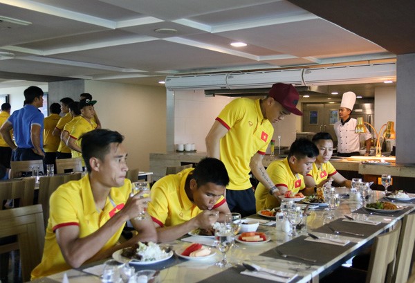 Đội ở tại khách sạn 4 sao Parami. Đồ ăn tại đây khá hợp khẩu vị của mọi người. Các cầu thủ ở chủ yếu tại tầng 3, một số ít tại tầng 4. Ảnh: VFF.