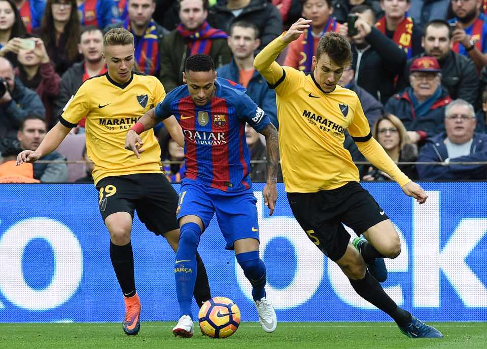 Việc thiếu cả hai mũi nhọn trên hàng công là Lionel Messi và Luis Suarez khiến Neymar là tâm điểm của sự chú ý. Ảnh: Mirror.