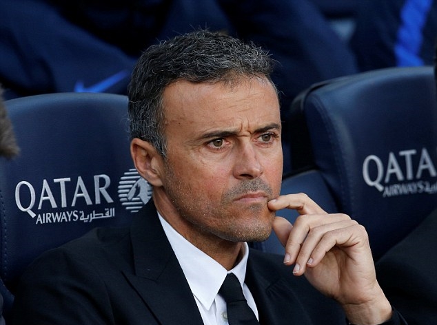 Trên băng ghế huấn luyện, HLV Luis Enrique đăm chiêu nhìn sự bế tắc của học trò. Ảnh: Daily Mail.