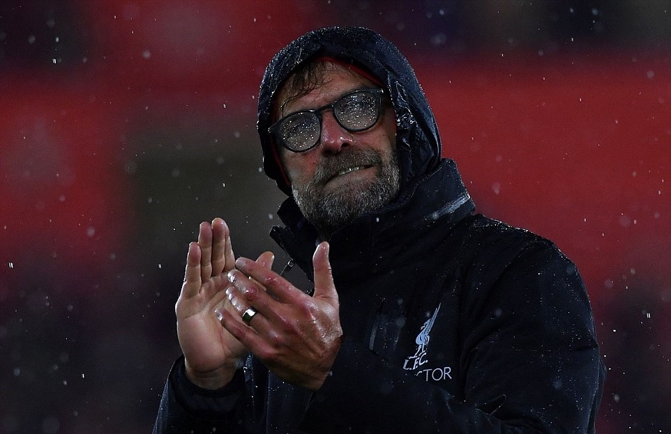Với trận hòa này, Liverpool của Jurgen Klopp tạm xếp ngôi đầu Ngoại hạng Anh với 27 điểm bằng Man City nhưng hơn hiệu số phụ. Tuy vậy, The Kops nguy cơ mất ngôi đầu vào tay Chelsea vào tối nay. Ảnh: Mirror.