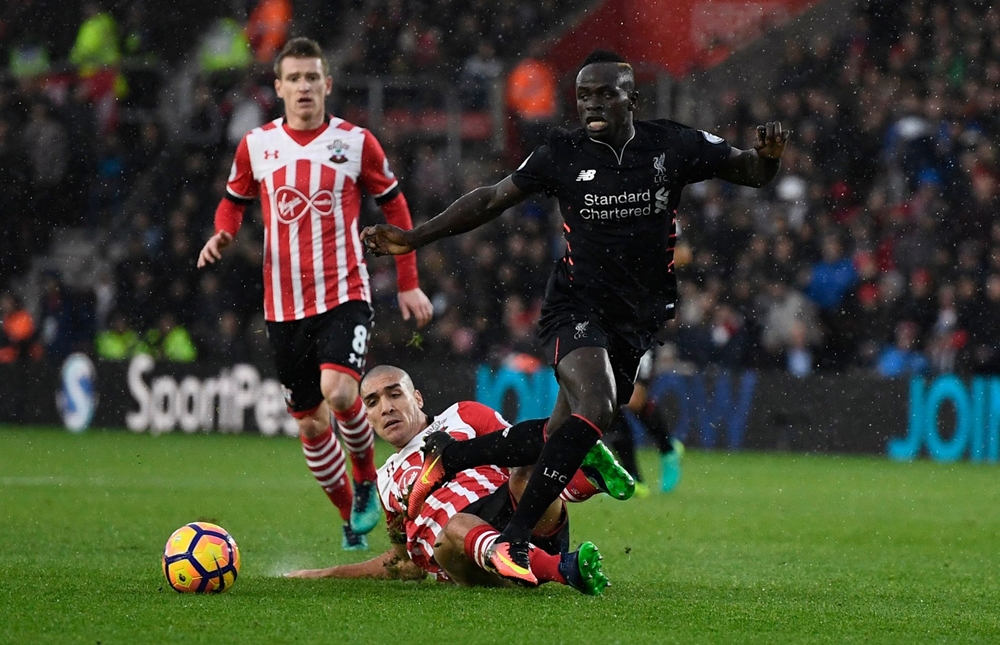 Đội chủ nhà Southampton chủ động chơi phòng ngự nhằm hạn chế sự nguy hiểm từ các chân sút đội khách. Ảnh: Mirror.