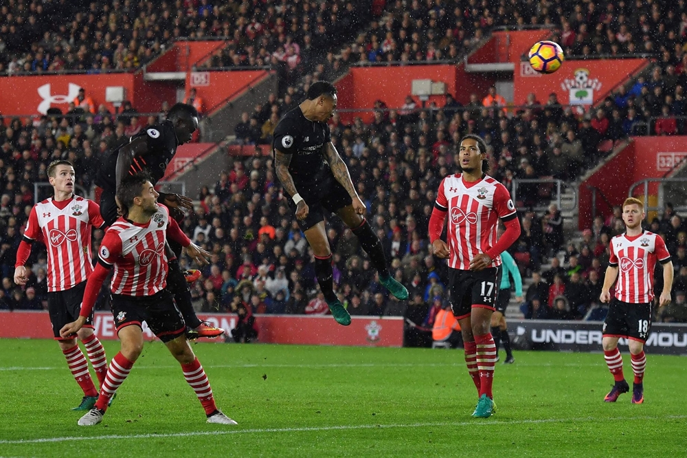 Đến Nathaniel Clyne đều không một lần thành công trước khung thành thủ môn Fraser Forster. Ảnh: Mirror.