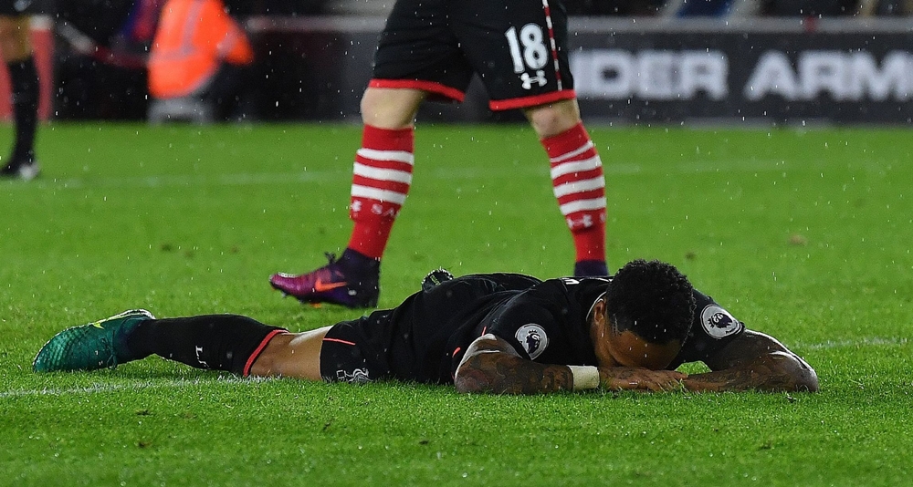 Sự thất vọng của Clyne sau tình huống bỏ lỡ cơ hội ghi bàn. Ảnh: Mirror.