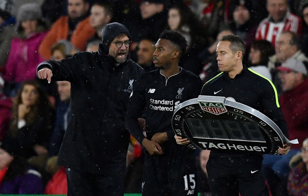 HLV Juergen Klopp tung Daniel Sturridge vào sân với hy vọng tạo ra một sự khác biệt nào đó. Ảnh: Mirror.