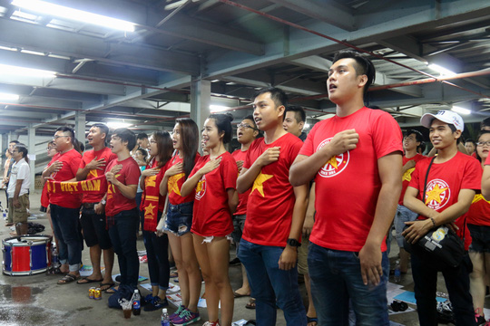 Hát Quốc ca cùng với các tuyển thủ. Ảnh: Nguyễn Hoàng.