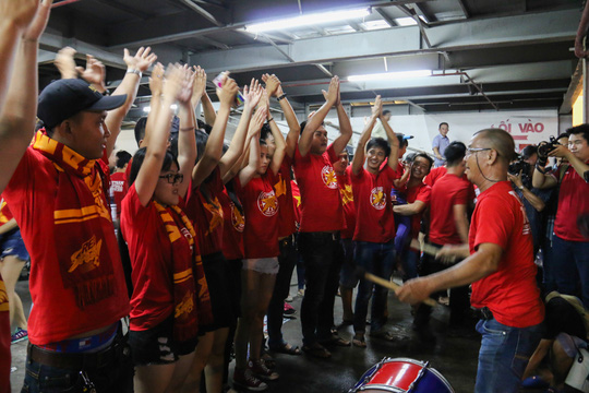 Tập cổ vũ tập thể. Ảnh: Nguyễn Hoàng.